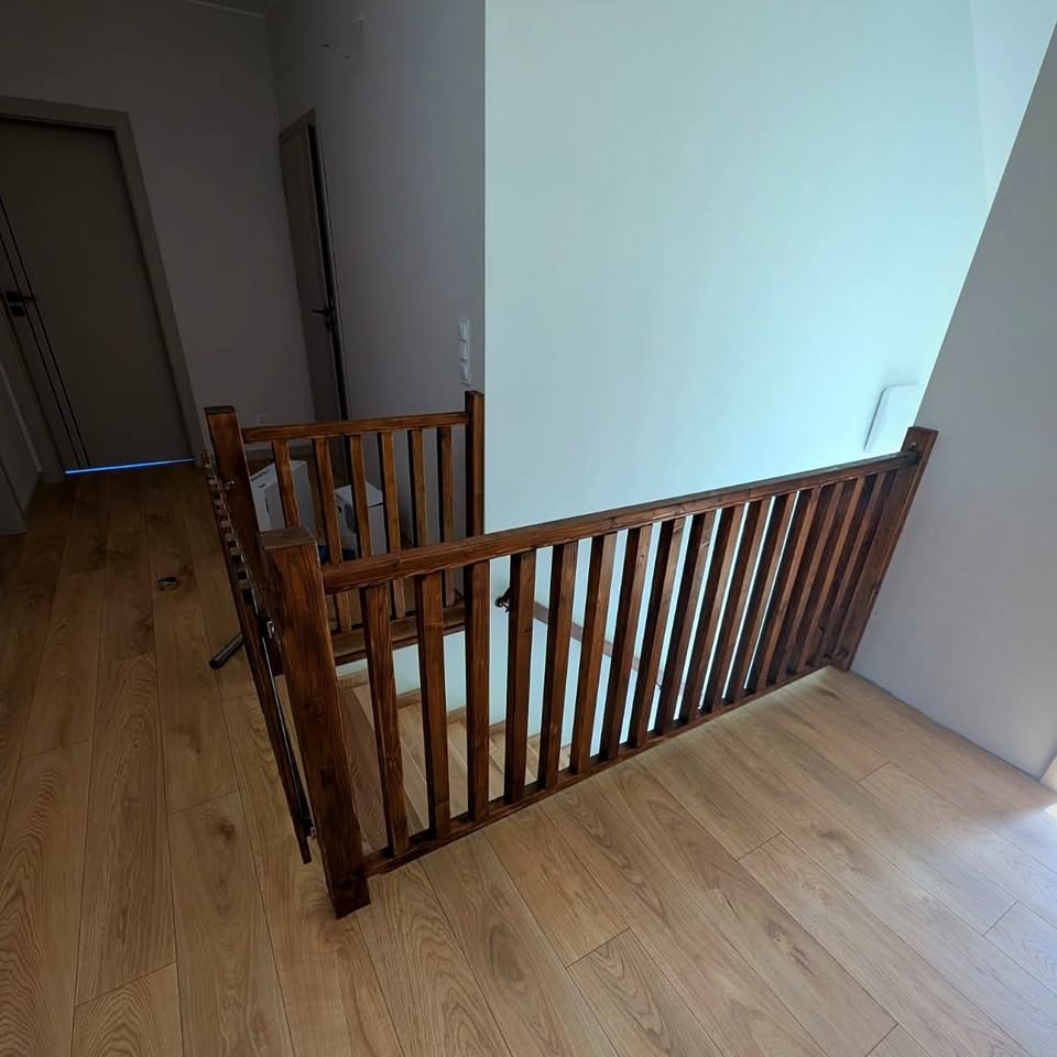 Drewniana bramka zabezpieczająca na górze schodów