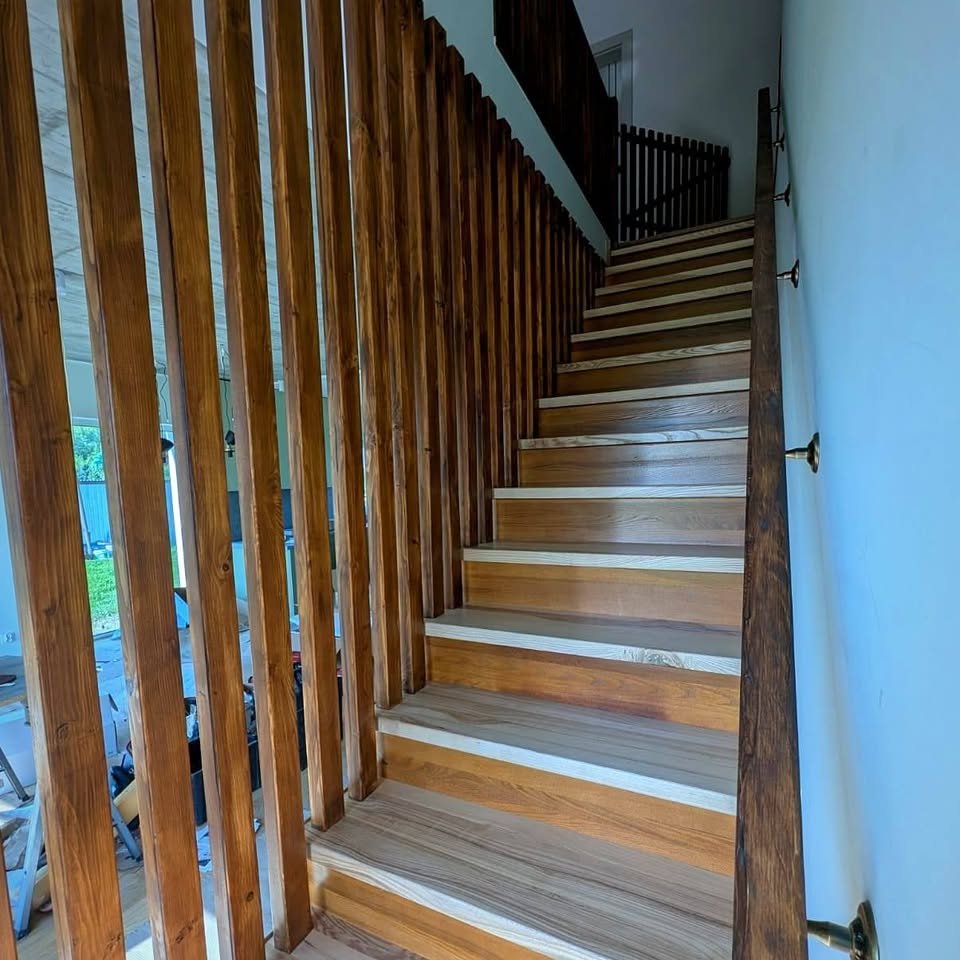 Schody drewniane z balustradą lamelową — widok z boku